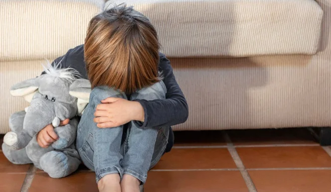 ребенок страдает от детского невроза